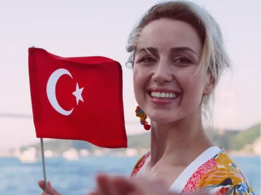 Deniz kenarında gülümseyen güzel Türk kadını